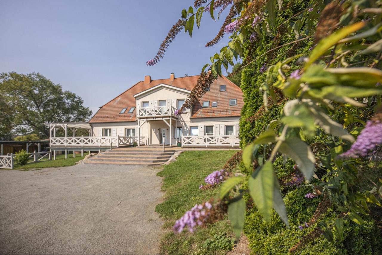 Ruhig Und Idyllische Lage, Strandnah, Gratis Nutzung Vom Ahoi Erlebnisbad Und Sauna In Sellin - Gutshaus Silvitz Fewo 02 Apartment Bergen Auf Rugen Exterior photo