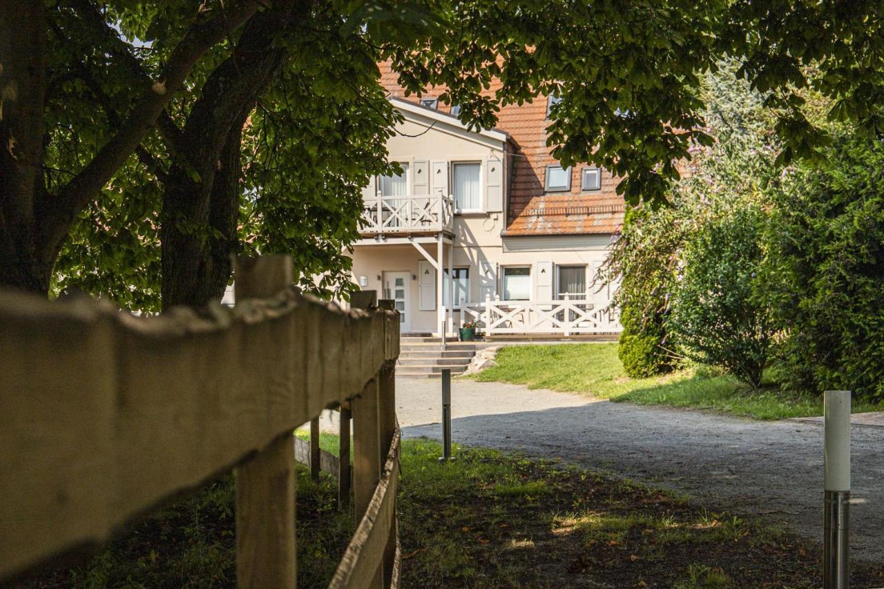 Ruhig Und Idyllische Lage, Strandnah, Gratis Nutzung Vom Ahoi Erlebnisbad Und Sauna In Sellin - Gutshaus Silvitz Fewo 02 Apartment Bergen Auf Rugen Exterior photo